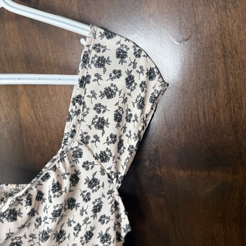 Sienna Sky Black and White Floral Blouse tie front smocked back Size L cap sleev - Picture 8 of 10